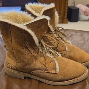 UGG Women's Quincy Chestnut Boots. Sz 8